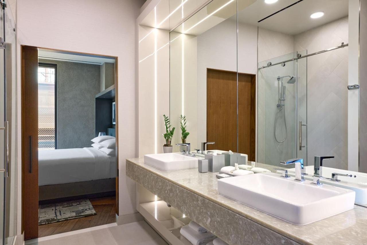 One-Bedroom King Suite City View Club Lounge Access