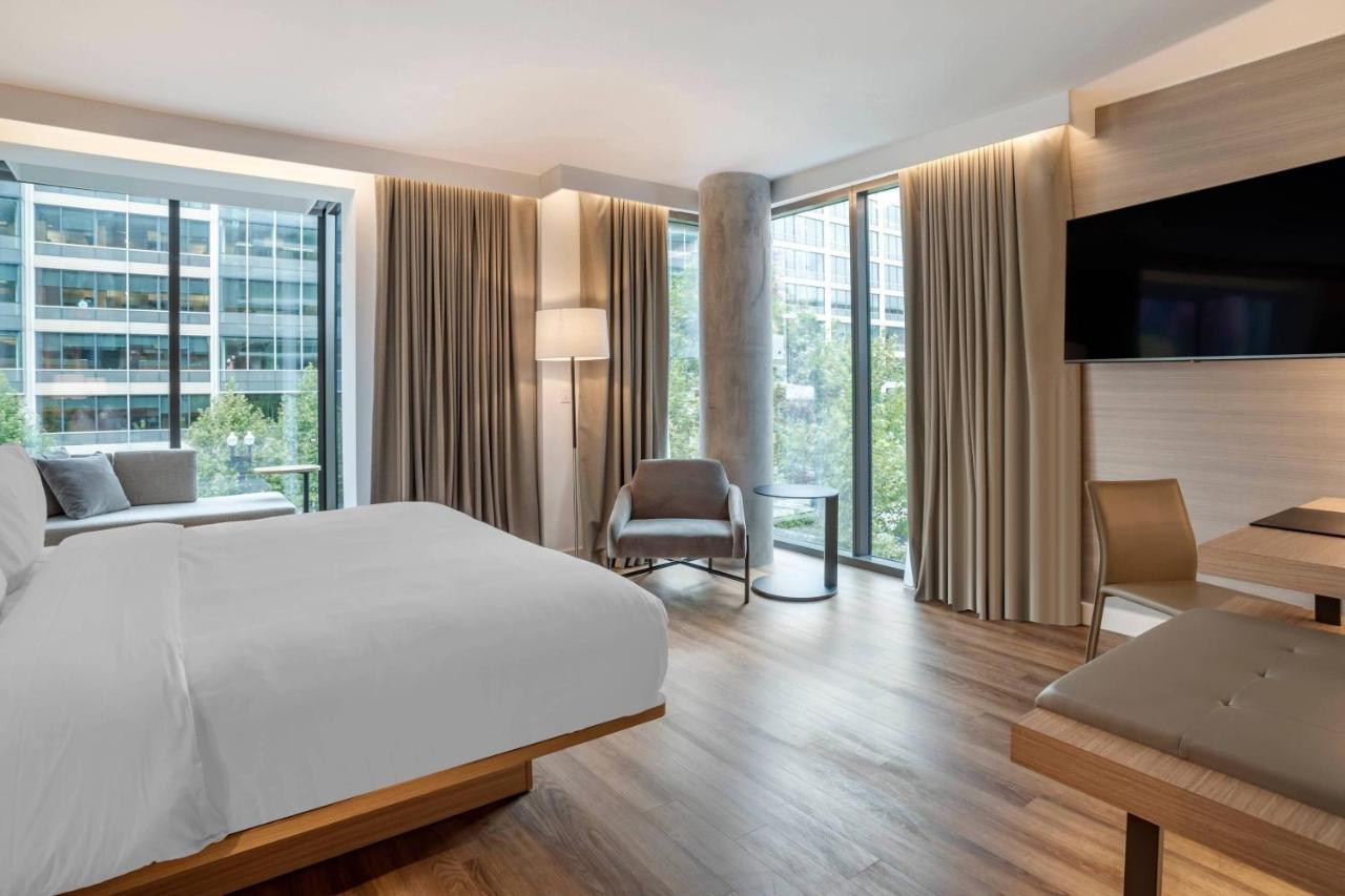 King Room Bathtub Mobility Access or Hearing Accessible