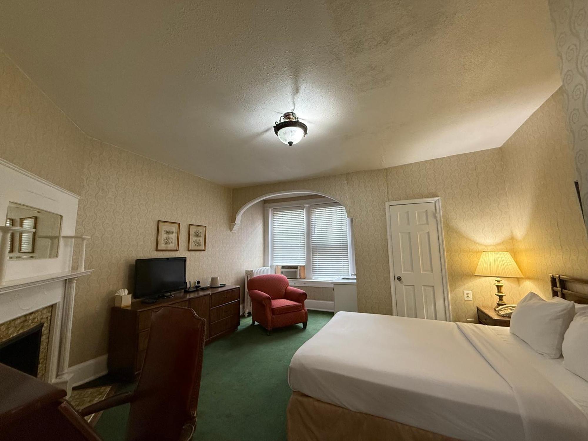 Standard Queen Room