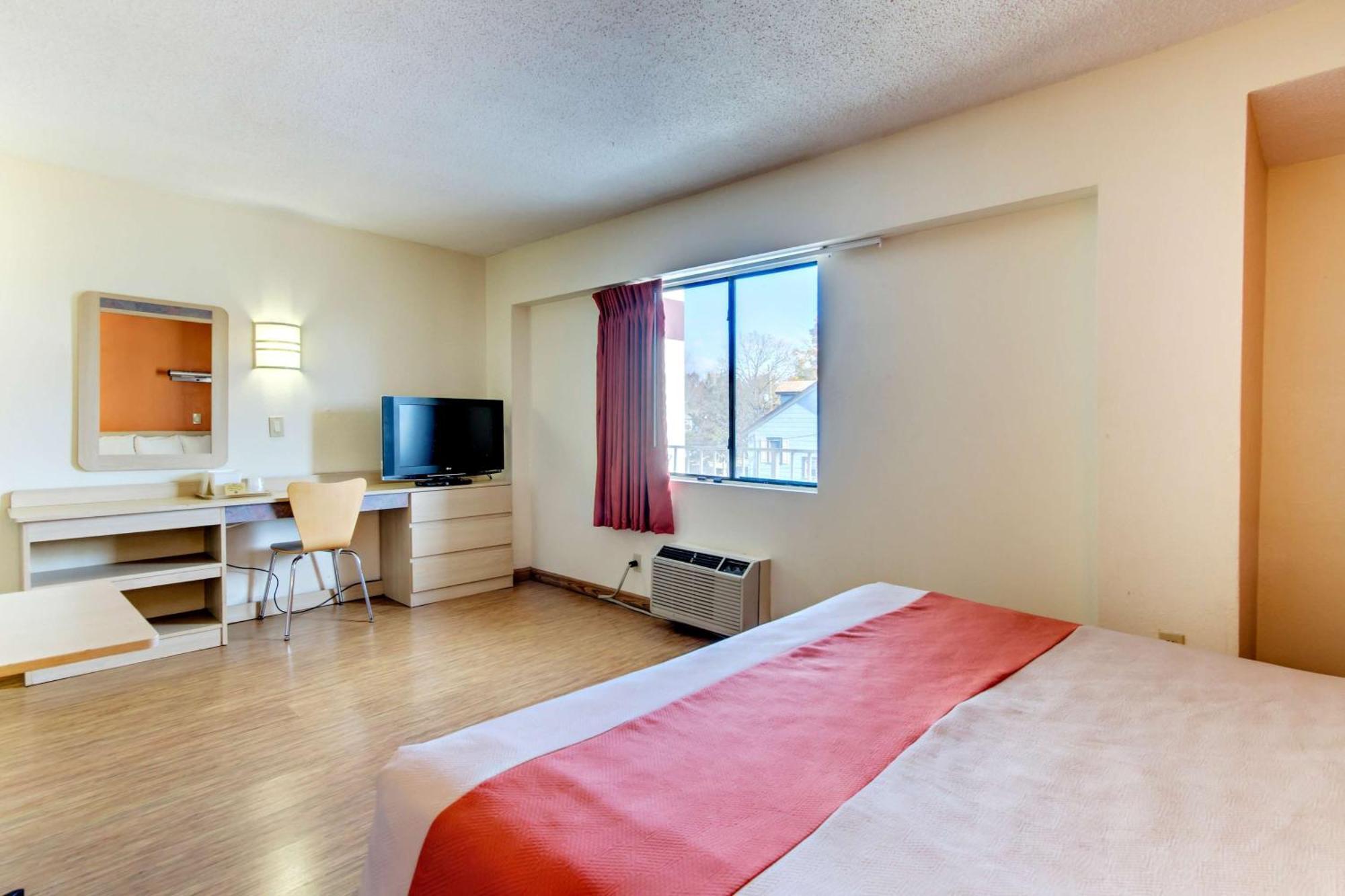 King Room - Non-Smoking,704209276:JPEG